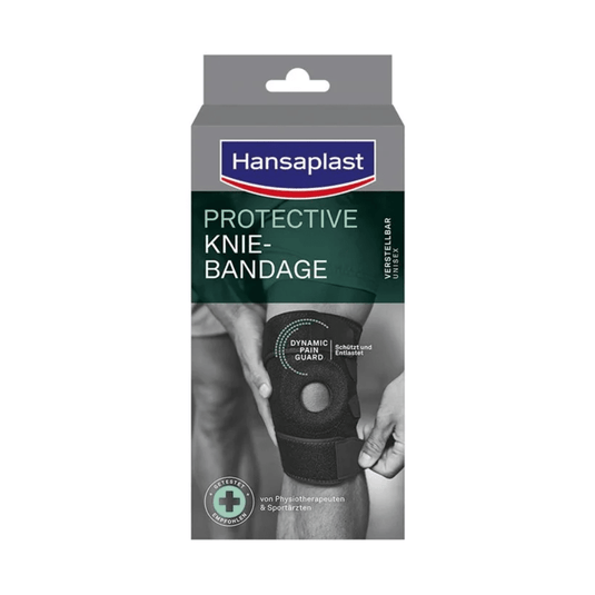Forsiden af en Beiersdorf AG Hansaplast Protective knæbandage, justerbar | Pakke (1 stk.), med et billede af en person, der bærer den sorte knæbandage, samt oplysninger om stabilitet på tysk og engelsk på emballagen.