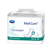 MoliCare®-emballagen fra Paul Hartmann AG præsenterer de rektangulære inkontinensindlæg med Hartmann-logoet. Pakken indeholder 50 stykker i formatet 20 x 40 cm og er dekoreret med en bindillustration i blå og grønne nuancer.