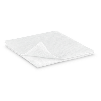 En hvid struktureret mikrofiber-rengøringsklud, pænt foldet og placeret på en enkel hvid baggrund i Hartmann ES-kompresser i papirpose, 17 tråde, 12-lags, usteril fra Paul Hartmann AG.
