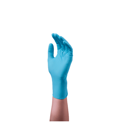 En hånd iført en blå, puderfri nitrilhandske af mærket Hartmann Peha-soft®, isoleret på en hvid baggrund, med fingrene bøjet opad i en gribe- eller holdende gestus.