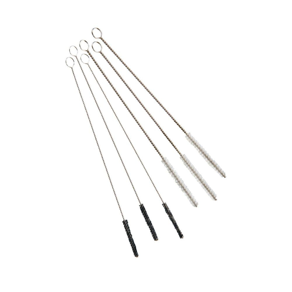 Sæt med Haug dysebørster med V2A rustfrit stål 6-dele fra Haug Bürsten KG omfatter fem tynde rengøringsbørster med rustfri stålhåndtag og løkkede ender, med farvede børster: to sorte, to hvide og en grå. Ideel til detaljerede professionelle rengøringsopgaver.