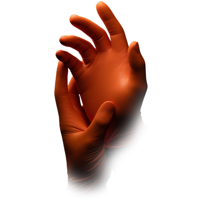 Ein Paar Hände, die den AMPri High Grip Einmalhandschuh aus Nitril, orange, ALPHA tragen, wobei eine Hand das Handgelenk der anderen ergreift, sind vor einem schlichten weißen Hintergrund abgebildet.