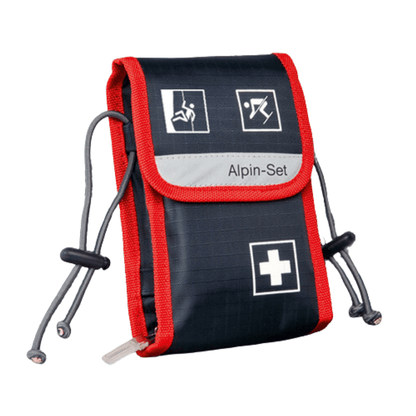 Et kompakt førstehjælpssæt i marineblåt og rødt med hvide symboler, der illustrerer forskellige nødsituationer. Holthaus Medical GmbH & Co. KG’s Alpin-Set førstehjælpstaske – 21 dele – bærer påskriften »Førstehjælpssæt« og er udstyret med justerbare snore på begge sider.