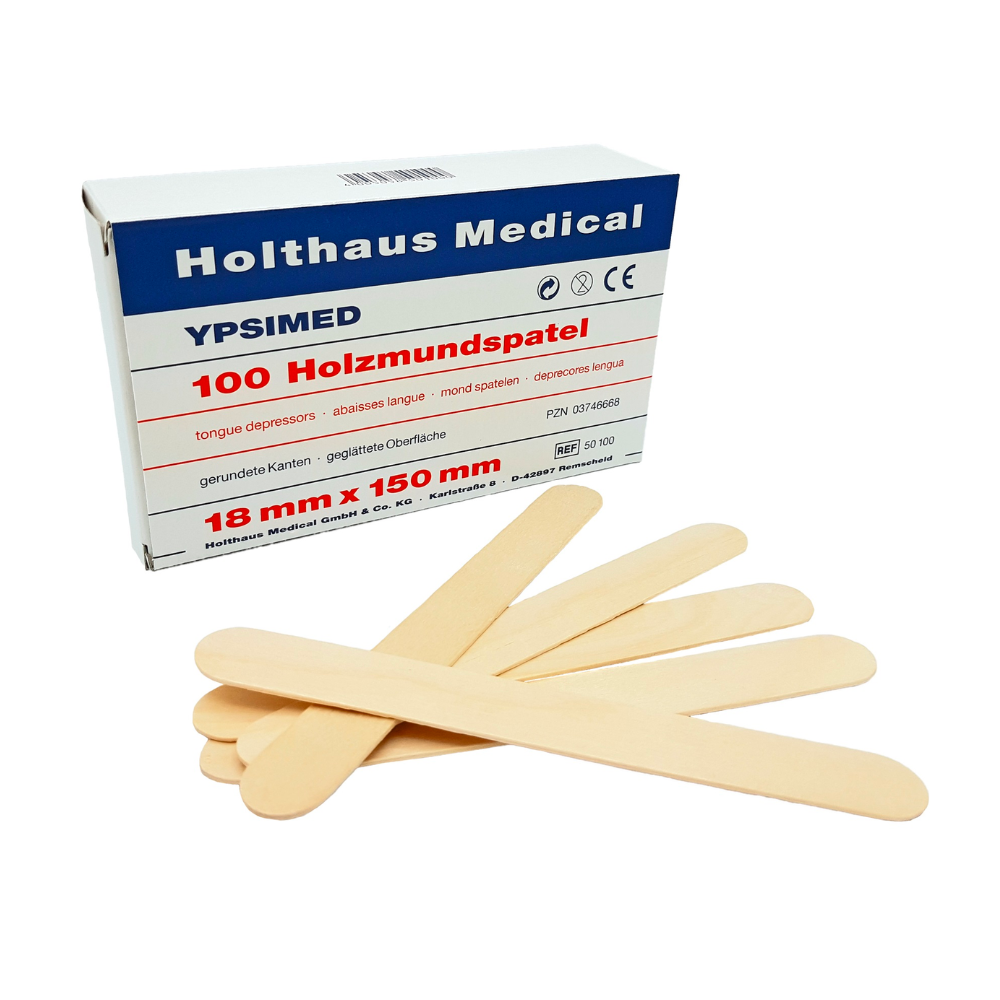 Afbildet er en æske med teksten „Holthaus Ypsimed træmundspatel, 18 x 150 mm – 100 stk | Pakke (1 stk)“ fra Holthaus Medical GmbH & Co. KG, ideel til medicinsk brug. Foran æsken ligger flere træmundspatler spredt ud. Den hvide æske med blå og rød skrift angiver målene 18 mm x 150 mm.