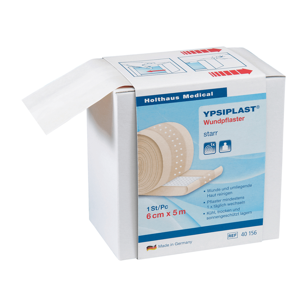 En æske Holthaus Ypsiplast sårplaster fra Holthaus Medical GmbH & Co. KG. Emballagen med målene „6 cm x 5 m“ tilbyder flersprogede anvendelses- og opbevaringsinstruktioner. Billedet viser en åben æske med delvist trukket ud sårplaster, ideel til beskyttelse af små skader.