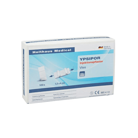 Udstillet er en æske Holthaus Ypsipor-injektionsplaster fra Holthaus Medical GmbH & Co. KG. Den overvejende hvide emballage med blå detaljer indeholder 100 plaster med målene 1,5 x 4 cm. Æsken indeholder en tysk tekst og et billede af plasterne.
