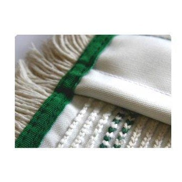 Nærbillede af Arcora Hospital Quattro Mopp fra Arcora International GmbH - hvidt stof med grønne striber, detaljerede sømme og en frynset kant, udviklet til professionel rengøring i sundhedssektoren.