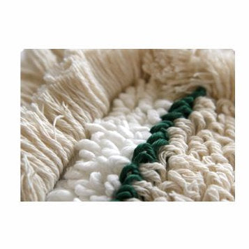 Nærbillede af Arcora Hospital Quattro Mopp fra Arcora International GmbH - ideel til gulvbelægninger i sundhedssektoren, med cremefarvet og hvid vævestruktur og en mørkegrøn diagonalstribe, perfekt til nem vedligeholdelse i medicinske faciliteter.