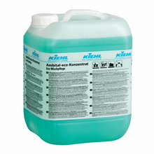 Der große Kunststoffbehälter des Kiehl Ambital-eco-Konzentrat Eco-Wischpflege der Johannes Kiehl KG ist mit türkisfarbener Flüssigkeit gefüllt und trägt auf seinem Etikett Angaben zum Produkt und zur Anwendung. Es handelt sich um ein umweltfreundliches Reinigungskonzentrat.
