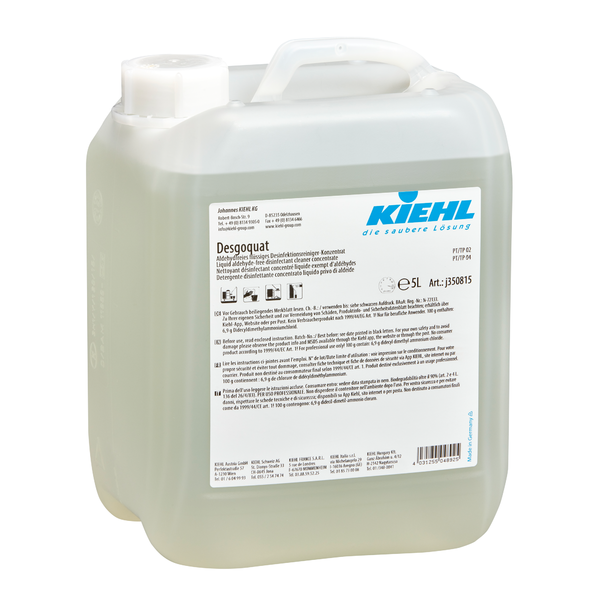 En gennemsigtig plastbeholder med hank og hvidt låg, mærket med "Kiehl Desgoquat" fra Johannes Kiehl KG. Den flersprogede etiket informerer om det aldehydfrie flydende desinfektionsrengøringsmiddel-koncentrat til overfladedesinfektion og anvendelsesinstruktionerne.