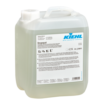 En gennemsigtig plastbeholder med hank og hvidt låg, mærket med "Kiehl Desgoquat" fra Johannes Kiehl KG. Den flersprogede etiket informerer om det aldehydfrie flydende desinfektionsrengøringsmiddel-koncentrat til overfladedesinfektion og anvendelsesinstruktionerne.