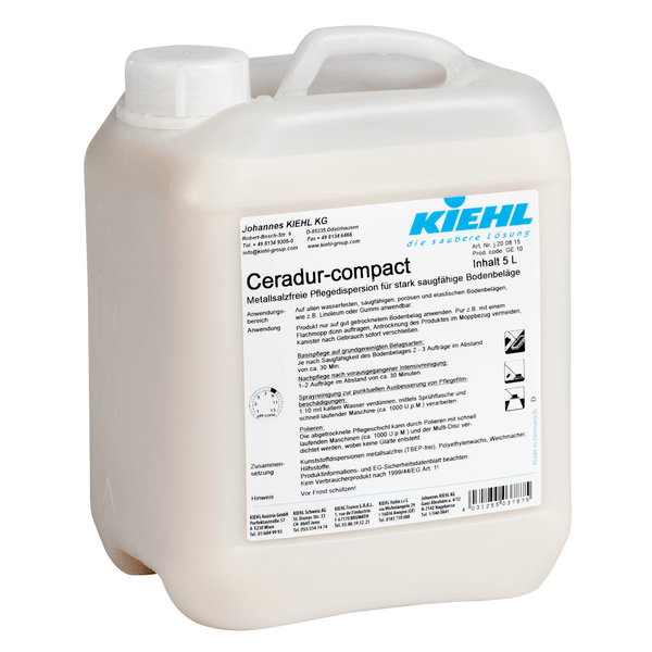 En 5-liters flaske Johannes Kiehl KG Ceradur-compact, en metalfri plejedispersion til stærkt absorberende gulvbelægninger, kommer i hvid plast med et håndtag og tysk etiket. Sælges i en kasse med 2 flasker.