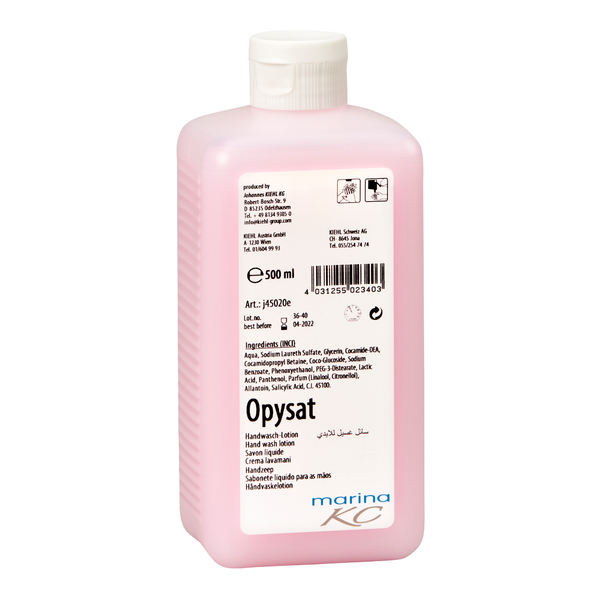En lyserød 500 ml flaske Kiehl Opysat håndvasklotion fra Johannes Kiehl KG, en pH-neutral håndsæbe, har en hvid etiket med produktinformation, ingredienser, stregkode, symboler og "marina KC" i bunden til skånsom håndvask.