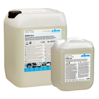 To plastbeholdere (20L og 10L) af Kiehl DIWA-Evo glas- og opvaskemiddel fra Johannes Kiehl KG med hvide etiketter med produktinfo, logo og brugsanvisninger. Ideel som opvaskemiddel til glas og service.