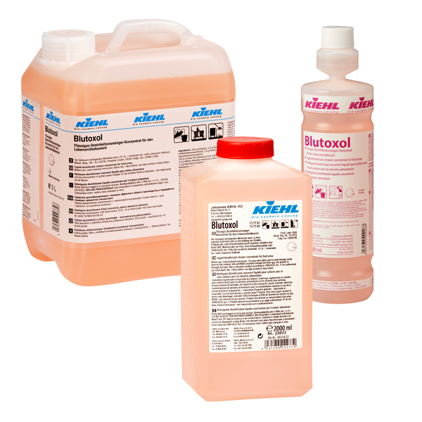 Billedet viser tre flasker Kiehl Blutoxol Flydende Desinfektionsrengøringskoncentrat til fødevareområdet fra Johannes Kiehl KG i forskellige størrelser. Den orange-rosa væske er fremragende til fjernelse af bakterier, vira og svampe.