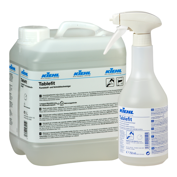 En 5-liters dunk og en 750-ml sprayflaske, begge med påskriften "Kiehl Tablefit plastik- og skrivebordsrenser" fra Johannes Kiehl KG, er forsynet med hvide og blå etiketter med produktinformationer og logoer og indeholder en flydende rengøringsopløsning.