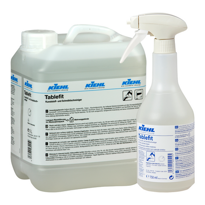 En 5-liters dunk og en 750-ml sprayflaske, begge med påskriften "Kiehl Tablefit plastik- og skrivebordsrenser" fra Johannes Kiehl KG, er forsynet med hvide og blå etiketter med produktinformationer og logoer og indeholder en flydende rengøringsopløsning.