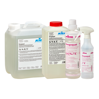 Fire beholdere med Kiehl Desgoquat Aldehydfrit flydende desinfektionsrengøringsmiddel-koncentrat fra Johannes Kiehl KG i forskellige størrelser, herunder store kander, en flaske med rød lukning og en sprayflaske - alle med tydeligt synlige etiketter.
