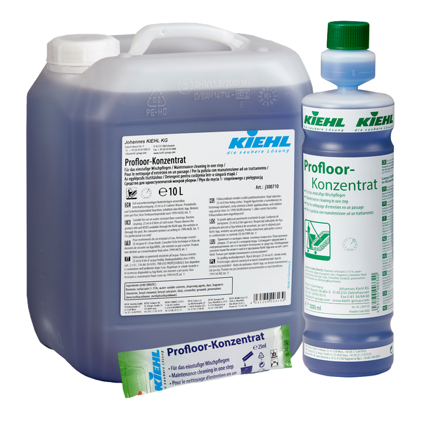 Ein 10-Liter-Kanister, eine 1-Liter-Flasche und ein kleines Tütchen Kiehl Profloor-Konzentrat Für das einstufige Wischlegen der Johannes Kiehl KG, alle mit blauer Flüssigkeit gefüllt und mit weiß-grünen Etiketten mit Produktangaben und Branding versehen.