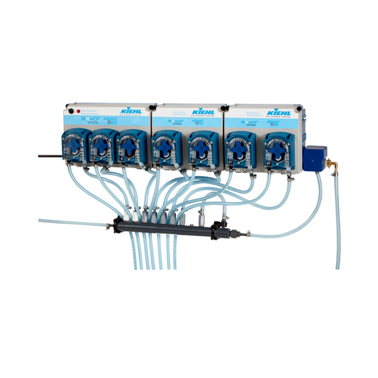 Das wandmontierte Johannes Kiehl KG Dosiersystem ARENAS-H7 verfügt über sieben blau-weiße Dosierpumpen (je 30-120 L/h), die mit Kiehl" beschriftet und mit transparenten Schläuchen zur präzisen Flüssigkeitsverteilung verbunden sind.