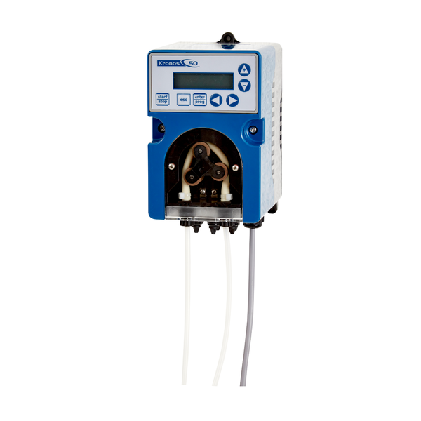 En blå-hvid Kiehl ARCANDIS-Kronos R slangepumpe med ledningsevne styring til rengøringsmidler fra Johannes Kiehl KG, med digital display, knapper og tre tilsluttede slanger, monteret på hvid baggrund.