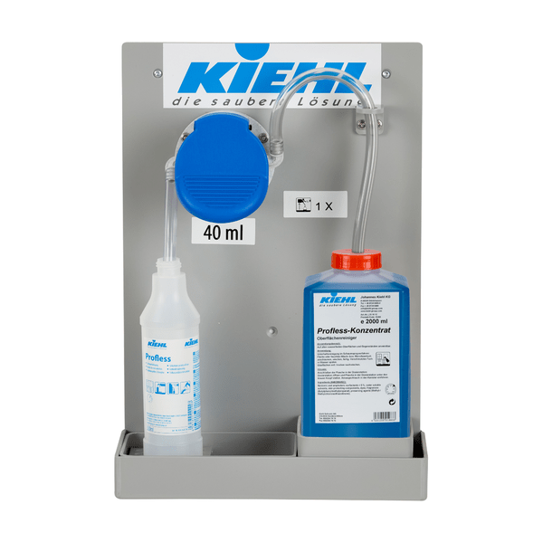 Vægdispenseren Kiehl-DosiExpress 40 ml fra Johannes Kiehl KG består af en blå/hvid pumpe, en klar slange, en hvid 1L-flaske på venstre side og en blå 2L Kiehl-SanEco koncentratflaske på højre side med angivelsen "40 ml".