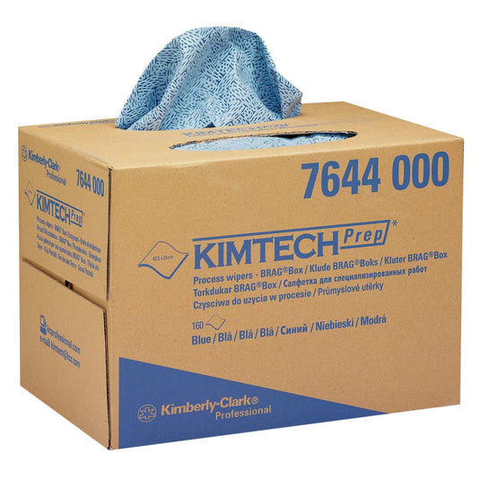 En blå mønstret Kimtech®-procesklud udleveres fra en brun Kimberly-Clark GmbH BRAG™-æske (1 æske x 160 klude). Æsken er mærket med produktoplysninger og er ideel til industriel rengøring.