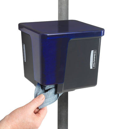 En person trækker en hygiejneklud ud af en grå Kimberly-Clark Professional™ kluddispenser - kvartfoldet fra Kimberly-Clark GmbH, som er fastgjort til en lodret metalstang.