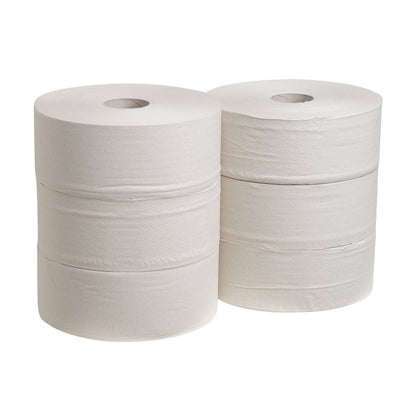 Seks Jumbo Hostess™ NATURA toiletpapirruller (hver 525 m) fra Kimberly-Clark GmbH er stablet i to rækker af tre foran en hvid baggrund og viser hver en synlig papkerne. Pakken indeholder 6 hvide ruller pr. kasse.