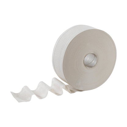En Jumbo-rulle Hostess™ NATURA toiletpapir fra Kimberly-Clark GmbH (525 m, 6 ruller/kasse) er afbildet på en hvid baggrund, hvor vævbladet er udrullet og buer fremad.