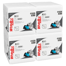 Vier Beutel WypAll® X80 PowerClean Viertelgefaltet Weiß von Kimberly-Clark GmbH (4 x 50 Tücher, Karton) sind in zwei Reihen gestapelt. Jede Packung ist mit Produktinfos beschriftet - ideal für die industrielle Reinigung.