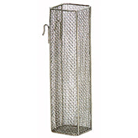 Der Novocal Katheterkorb hat ein hohes, rechteckiges Design aus 5x5x1 mm Edelstahldrahtgeflecht mit einem Haken an der Oberseite. Er ist oben offen und ideal für die sichere Aufbewahrung von medizinischen Kathetern. Ein Stück pro Packung.