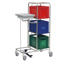 Der Novocal Kombi-Wertstoffsammler Vierfachsammler verfügt über einen Edelstahlrahmen, drei farblich gekennzeichnete Behälter für eine effiziente Abfallsortierung, einen seitlichen Abfallbehälter mit Deckel sowie Griffe und ein Fußpedal für eine einfache Bedienung.