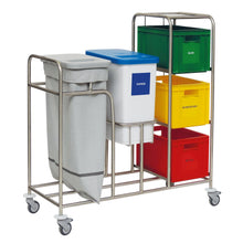 Der Novocal Kombi-Wertstoffsammler Fünffachsammler ist ein Edelstahl-Recyclingwagen mit Rädern, vier farbigen Behältern für Glas, Papier, Kunststoff und Metall sowie einem grauen Seitenbeutel für die Abfallsammlung. Marke: Novocal.