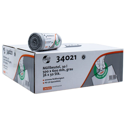 En kasse med grå DEISS First Plus Pcr affaldsposer, hvorpå en rulle er afbildet, er angivet som 30 liter og 500 x 600 mm stor. Den indeholder 36 ruller med hver 50 poser. Kassen er forsynet med EMIL DEISS KG (GmbH + Co.)'s mærkelogoer og et 'Easy Open'-symbol, der indikerer en sammensætning af 40 % post-consumer-genbrugsmateriale og dermed udgør et klimaneutralt valg.