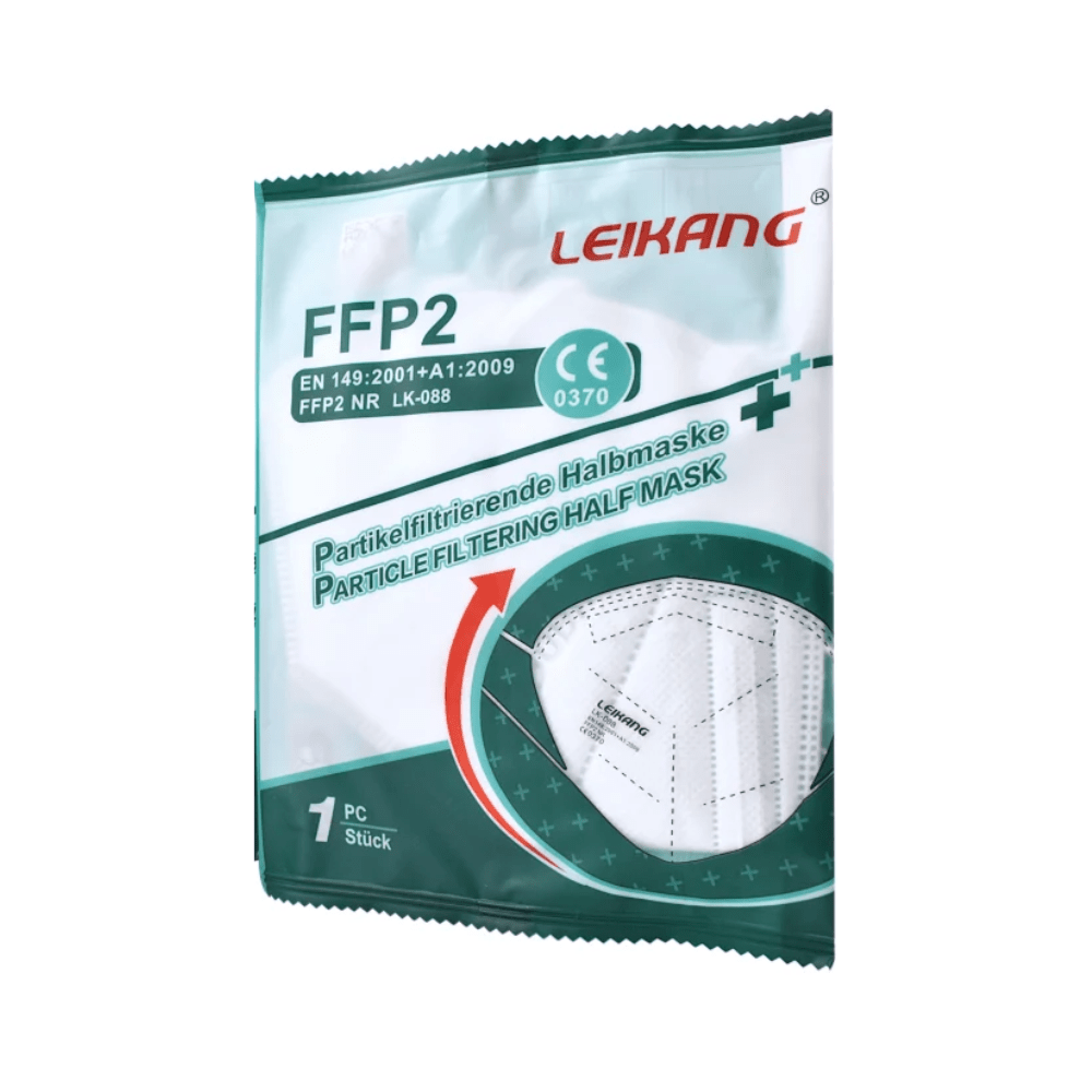 Afbildet er en forseglet emballage af Leikang® FFP2 NR åndedrætsmaske uden ventil (1 stk). Den hvid-grønne udløbsartikel-emballage viser produktinformationer, certificeringer og et gennemsigtigt vindue, der viser den foldede maske indeni.