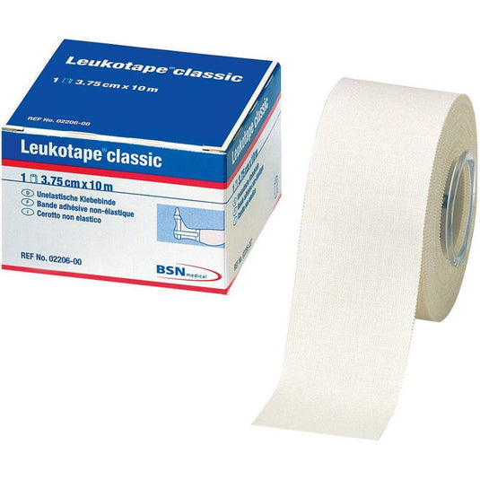 En rulle Leukotape Sport Tape Classic (3,75 cm x 10 m, hvid) fra BSN Medical GmbH til sportsskader er delvist afviklet; på emballagen er produktnavn, størrelse og mærke angivet.