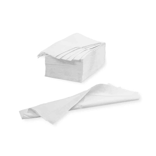 En stak foldede hvide Meditrade-servietter – 39 x 30 cm | karton (20 pakker) fra Meditrade GmbH ses på en enkel hvid baggrund. En serviet er foldet ud og ligger foran stakken, så den viser sin fulde størrelse og fremhæver sin højkvalitetscellulosesammensætning.