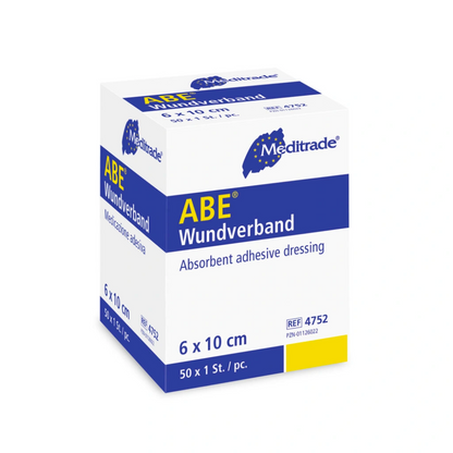 En æske Meditrade ABE® sårplaster, absorberende sårforbinding med målene 6 x 10 cm, pakket med 50 stykker pr. æske. Emballagen er hovedsageligt hvid med blå.
