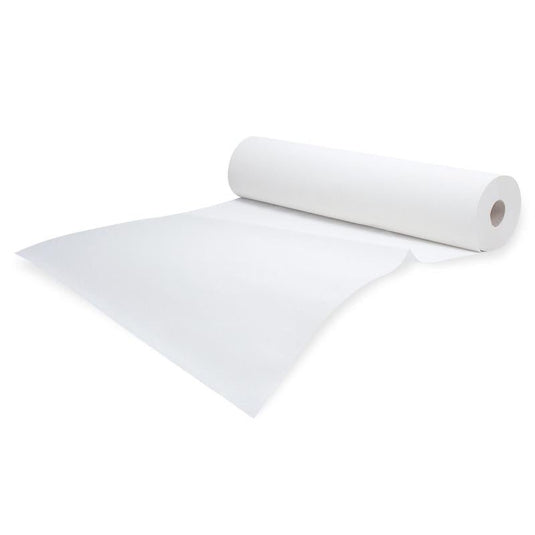 En rulle hvid Meditrade Rollicel®-lægepapir, let udrullet foran en enkel hvid baggrund. Rullen er placeret på skrå, og enden er let bøjet til siden.