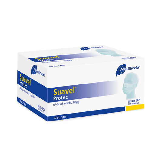 En rektangulær æske Meditrade Suavel® Protec OP-maske 50 stykker. Æsken er hovedsageligt hvid med blå detaljer og viser en illustration af en person, der bærer en maske. Den indeholder 50 operationsmasker (3-lags) med høj bakteriefiltreringseffektivitet og er forsynet med forskellige tekster og logoer fra Meditrade GmbH.