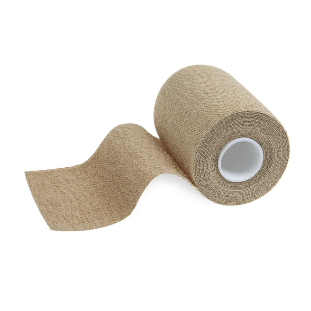 En rulle beige selvklæbende tape, som Meditrade ABE® ekstra klæbende kohæsive kortstrækbind fra Meditrade GmbH, bliver delvist rullet ud for at afsløre dens tekstur. Med en synlig hvid cylindrisk kerne er denne alsidige tape perfekt til medicinske eller sportslige anvendelser.