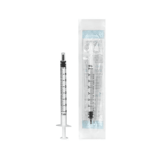 En 1 ml Mediware-insulinsprøjte fra Servoprax GmbH vises ved siden af sin emballage. Sprøjten har et gennemsigtigt cylinderrør med sorte målemarkeringer, herunder U 40-inddelinger, og en sort stempel. På den gennemsigtige emballage ses en tekst, der fremhæver Luer-tilslutningen, der sikrer nem tilslutning.