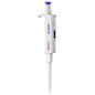 Den Altruan mikropipette 10-100 µl / 20-200 µl er en hvid, justerbar laboratoriepipette med blå stempel, digital volumenvisning, engangsspids og leveres i en 200 g emballage for nem håndtering og opbevaring.