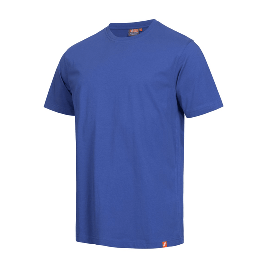 På en hvid baggrund ses NITRAS MOTION TEX LIGHT-T-shirten fra AS Arbeitsschutz GmbH. Det er en enkel, blå T-shirt med korte ærmer, fremstillet af blødt, OEKO-TEX-certificeret bomuld, med rund halsudskæring og en lille orange etiket nederst i venstre søm.