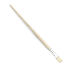 Der Nölle Profi Brush Bohrwasserpinsel von Nölle Profi Brush Bürsten- & Pinseltechnik e.K. Verfügt über einen hellen Holzgriff und eine Metallzwinge auf weißem Hintergrund, mit rechteckigen Borsten, die sich perfekt für präzise Arbeiten wie Präzisionsmalerei oder Detaillierung eignen.