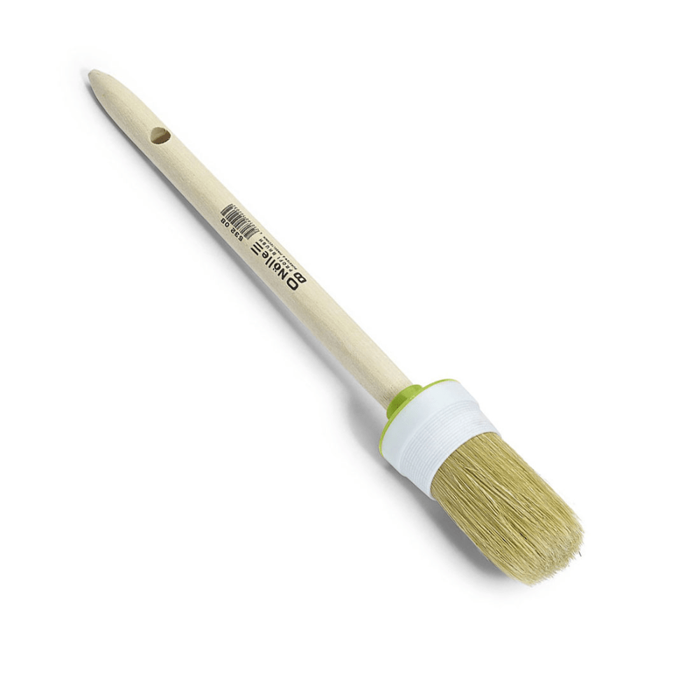 Den Nölle Profi Brush håndværkerringpensel fra Nölle Profi Brush børste- & penselteknik e.K. har en beige børsteblanding i en hvid-grøn plastikkappe, med et træhåndtag inklusive praktisk ophængshul.
