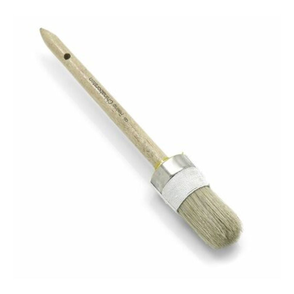 Den Nölle Profi Brush Håndværker-Ringpensel fra Nölle Profi Brush Børste- & Penselteknik e.K. har et rundt børstedesign med et træhåndtag og en metalbøjle, ideel til præcist malerarbejde, og har et praktisk hul til nem ophængning.