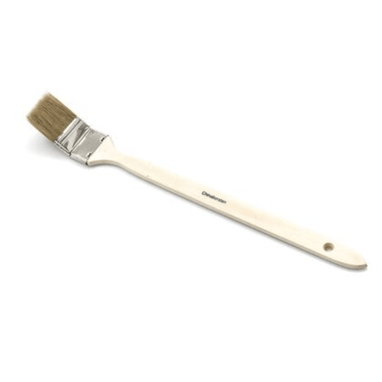 Nölle Profi Brush-industri-radiatorbørsten fra Nölle Profi Brush Bürsten- & Pinseltechnik e.K. har et beige træhåndtag, brune børstehår, et ergonomisk design med ophængshul og en sølvfarvet metalring, der holder den lyse blanding af børstehår på plads.