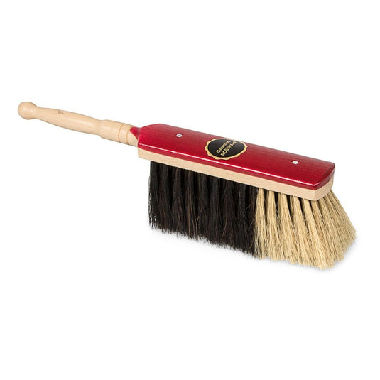 Vi præsenterer Nölle Profi Brush Stubenhandfeger Rosshaar fra Nölle Profi Brush Børster- & Penselteknik e.K. – et 30 cm stort værktøj med støvbindende egenskaber med sorte og beige hestehårsbørster på en rød blok og et lyst træhåndtag med afrundet ende.